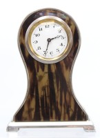 Auktion 357 / Los 2076 <br>kl. Tischuhr um 1900, Werk läuft, Metallgehäuse, gemarkt, schauseitig Schildpatt-Beschlag,. ca. H-15,5cm B-11cm