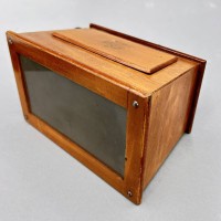 Auktion 357 / Los 16040 <br>Stereobildbetrachter, Holz-Messing, guter Zustand, 14x17 cm