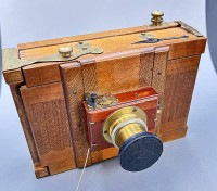 Auktion 357 / Los 16041 <br>gr. Studio-Kamera, "Universal Rapid", Holz/Messing um 1900 , gut erhalten, H-18 cm, B-25 cm