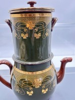 Auktion 357 / Los 9061 <br>grosse Jugendstil-Teekanne mit grossen Filter, Saargmünd", sehr gut erhalten, 4 tg.,