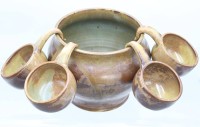 Auktion 357 / Los 9063 <br>kl. Bowle mit 4 Bechern, Bücking Börnsen, ca. H-15cm D-17cm, 1x Becher geklebt