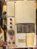 Auktion 357 / Los 16045 <br>grosses Wand-UKW Telefon, wohl von Flughafen, "Dymar-Watford", Funktion nicht geprüft, 45x28 cm, ca. 10 kg