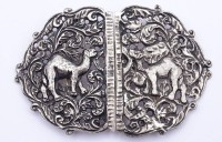 Auktion 357 / Los 1313 <br>Antike Gürtelschnalle, Silber gepr. Kamel Darstellungen?, 79 x 53mm, 29,5 g.