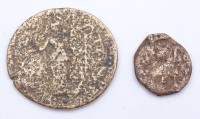 Auktion 357 / Los 6045 <br>2 antike Münzen, Bronze und Kupfer?, Ø 1,5 und 3 cm, 3 und 10 gr., stark abgerieben