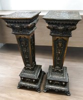 Auktion 357 / Los 14016 <br>Paar verzierter viktorianischer Blumensäulen, (neuzeitlich)  wohl Metallguss, tw. bronziert, H-90 cm, Platte 28x28 cm, guter Zustand, Ende 20. Jhd., zus. ca, 50 kg