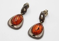 Auktion 358 / Los 1011 <br>Paar Ohrstecker, Silber, mit Bernstein, 4,5gr., L-2,7gr.
