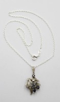 Auktion 358 / Los 1020 <br>925er Silber-Anhänger mit Saphire und klar Steinen an 925er Kette, zus. 4,8gr. L-40cm, Ang. 3,2cm