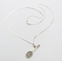 Auktion 358 / Los 1023 <br>Anhänger in Form eines Tennisschlägers, Silber, an 925er Kette, 3,7gr., L-38cm u. Anh. L-3cm