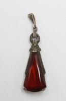 Auktion 358 / Los 1026 <br>800er Silberanhänger, Art-Deco, mir wohl Bernstein, L-4,2cm
