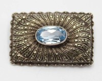 Auktion 358 / Los 1027 <br>schöne Art-Déco Silberbrosche, hellblauer facett. Stein (Aquamarin?) und Markasiten (1x fehlt), 7,1gr., 2,9 x 1,9cm