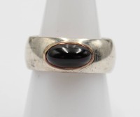 Auktion 358 / Los 1029 <br>925er Band-Ring mit rotem Cabochon, 12,4gr., RG 57