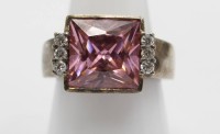 Auktion 358 / Los 1032 <br>925er Silber-Ring mit rosa Stein sowie 6 Zirkone, 11,9gr., RG 60