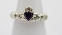 Auktion 358 / Los 1035 <br>925er Silber-Ring, herzförmiger lila Stein,  3gr., RG 56