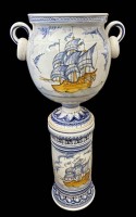 Auktion 358 / Los 9001 <br>Majolika-Säule mit gr. Blumenübertopf, Schiffsbemalung, leichte Altersspuren, H-zus. 88 cm