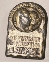 Auktion 358 / Los 7011 <br>Kappenabzeichen/Nadel "Weltkrieg 1914-15" Mit vereinter Kraft, 11.Armee, mit Kaiserportraits, Altersspuren, 3,5x2,5 cm