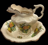 Auktion 358 / Los 9002 <br>Waschgeschirr "Staffordshire" Kanne und Schale, Früchtedekor, H-29 cm, Schale 40x30 cm