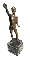 Auktion 358 / Los 15005 <br>Wilhelm WARMUTH (XX)  Bronze "Der Sieger" auf Marmorsockel (erwähnt als Bildhauer 1900-1930 in Berlin), Lorbeerkranz aus Hand fehlt, mit Widmungsschild von 1928, H- kompl. 28,5 cm