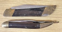 Auktion 358 / Los 16002 <br>2 gr. Klappmesser, älter, Holz-Messing, 1x Hubertus, &gt;L-ohne Klingen ca. 13 cm