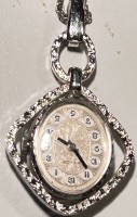 Auktion 358 / Los 2013 <br>Damen Umhängeuhr an langer Kette, Metall, Werk läuft