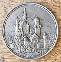 Auktion 358 / Los 15009 <br>rrunde Zinn-Plakette "Schloß Neuschwanstein", D-9 cm