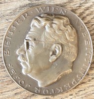 Auktion 358 / Los 15011 <br>Welz signierte  runde Bronzermedaille "Josef Beisser, Wien" Arbeitsinspektor, 25 Jahre tätig, 1923-1948, D-6 cm
