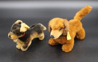 2x Steiff-Hunde, je Knopf u. Restfahne, ca. H-12cm.