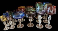 Auktion 358 / Los 10002 <br>Buntglas-Gläsersatz mit Schliff, 18 Teile, 6x Weingläser, 6x Sektschalen, 6x Desertweingläser, H-max. 21 cm