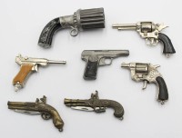 Auktion 358 / Los 15017 <br>7x Miniatur-Pistolen, davon 2x Taschenmesser, ca. L-8cm