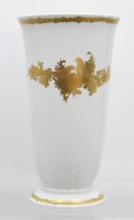 Auktion 358 / Los 8017 <br>hohe Vase auf Stand, Capriccio, ca. H-25,5cm