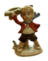 Auktion 358 / Los 8020 <br>Nippes-Figur, Junge mit Hut winkend, H-10 cm