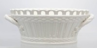 Auktion 358 / Los 9009 <br>ovale Henkelschale, um 1930, ungedeutete Blaumarke, Boden mit Glasurriss, H-9cm B-25cm