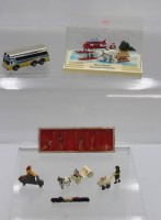 Auktion 358 / Los 12006 <br>kl. Konvolut, Miniatur-Autos u. Figuren, u.a. Wiking Anhhänger