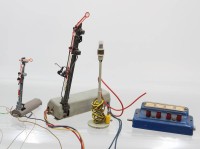 Auktion 358 / Los 12011 <br>2x Signale, ein Schaltpult und eine Laterne, H0, Gebrauchsspuren, Funktionen nicht geprüft