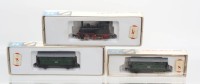 Auktion 358 / Los 12012 <br>Dampflokomotive und 2 Waggons, Arnold Rapido, Spur N, je in OVP, Funktion nicht geprüft