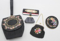 Auktion 358 / Los 13001 <br>Damenhandtasche mit Gobelinstickerei sowie Spiegel und kl. Börsen, ca. 15,5 x 15cm