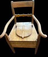 Auktion 358 / Los 14009 <br>grosser Toilettenstuhl mit Nachttopf, aufgearbeitet, 19.Jhd., seitl- Tür
