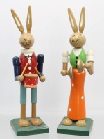 Auktion 358 / Los 15023 <br>2x div. Hasenfiguren, wohl Erzgebirge, ca. H-24cm