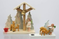 Auktion 358 / Los 15031 <br>2x Erzgebirge, Weihnachtsaufsteller, Engel und Rehe, 1x fehlt der Flügel, Gebrauchsspuren, Gr. H-16cm B-16cm