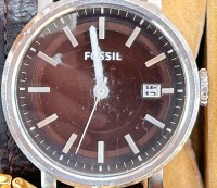 Auktion 358 / Los 2027 <br>Quartz HAU "Fossil" Lederband, guter Zustand nur Glas mit Kratzern, Werk nicht geprüft, D-4,5 cm
