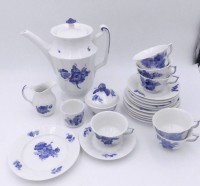 Auktion 358 / Los 8025 <br>Kaffeeservice "Royal Copenhagen" blaue Blume, Kaffeekern, 6x kompl. Gedecke, Kandisschale und Portions Milchjkännchen extra anbei, 23 Teile