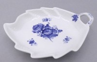 Auktion 358 / Los 8027 <br>Blattschale "Royal Copenhagen" blaue Blume, 22x18 cm