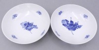 Auktion 358 / Los 8029 <br>2 tiefe Schalen "Royal Copenhagen" blaue Blume, H-5 cm, D-21 cm