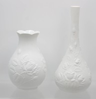 Auktion 358 / Los 8031 <br>2x div. Vasen, Kaiser, florale  Reliefdekore, Weißporzellan, ca. H-26 u. 18cm