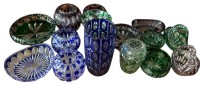 Auktion 358 / Los 10009 <br>16 Teile  Buntglas mit Schliff, Vasen ,Schalen, Henkelkörbchen etc., H-max. 23 cm, D-max. 21 cm
