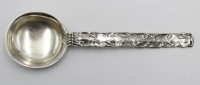 Auktion 358 / Los 11008 <br>800er Silber Sahnelöffel,  Stiel mit Reliefdekor, um 1930, L-20cm, 80,9gr.