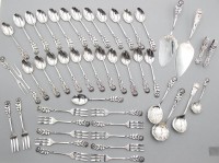 Auktion 358 / Los 11010 <br>Kaffeebesteck, Antiko 100, Rosenmuster, 12x Kuchengabeln, 2x Aufschnittgablen, 24x  Kaffeelöffel, 8x div. Vorlegeteile