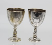 Auktion 358 / Los 15040 <br>Paar ältere Eierbecher, Messing versilbert, berieben, ca. H-7,5cm