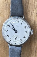 Auktion 358 / Los 2041 <br>vintage mechan. DAU "Omega", graues Lederband, Werk läuft, sep. Sekunde, D-2,6 cm