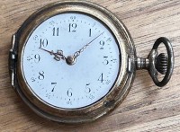 Auktion 358 / Los 2052 <br>Damen-Umhägeuhr in Silber-800- Gehäuse, vergoldet, Werk läuft, Glas fehlt