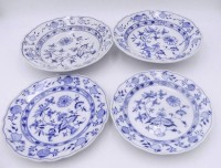 Auktion 358 / Los 8049 <br>4x Zwiebelmuster-Teller, 1x Meissen, 3x Teichert-Stadt Meissen, 1x  Rand mit Chip